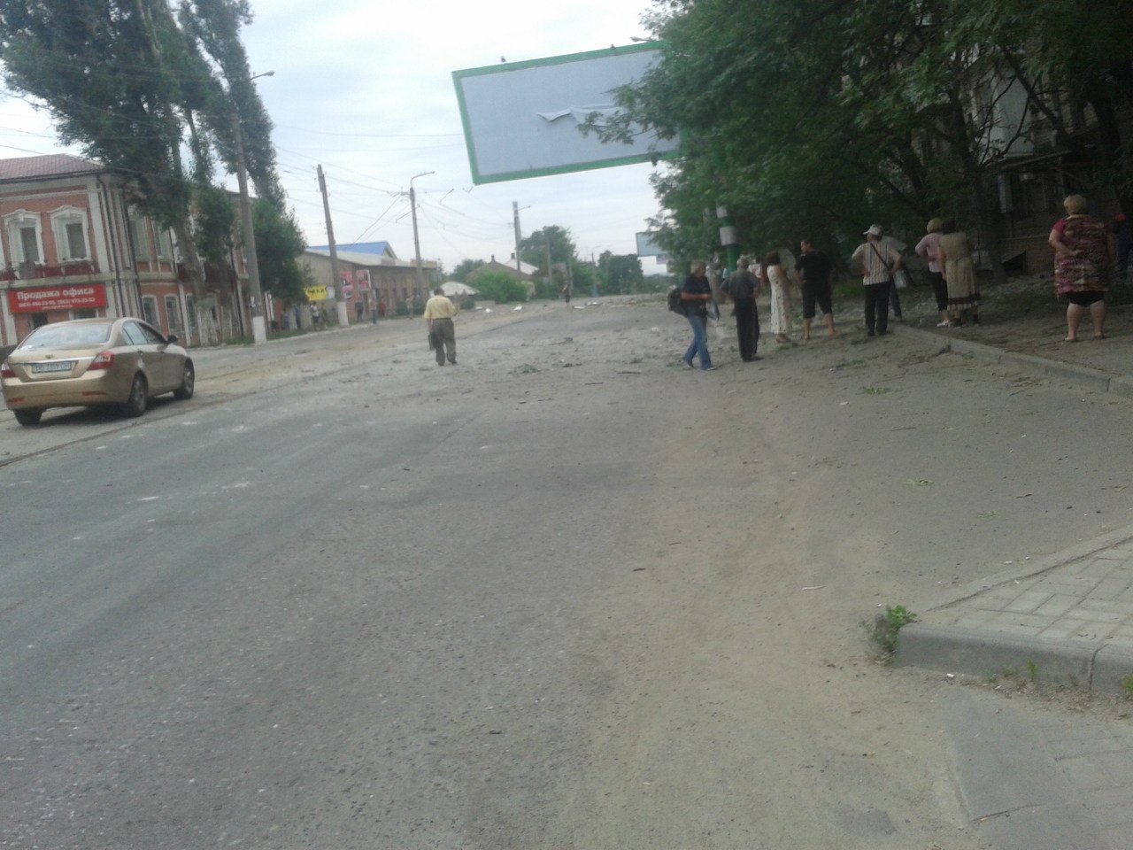 Луганск: последствия обстрела центра города 18.07.2014 18+ Луганск: последствия обстрела центра города 18.07.2014 18+