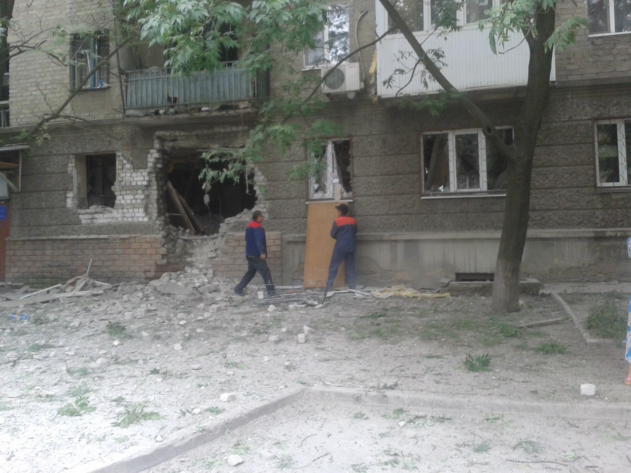 Луганск: последствия обстрела центра города 18.07.2014 18+ Луганск: последствия обстрела центра города 18.07.2014 18+