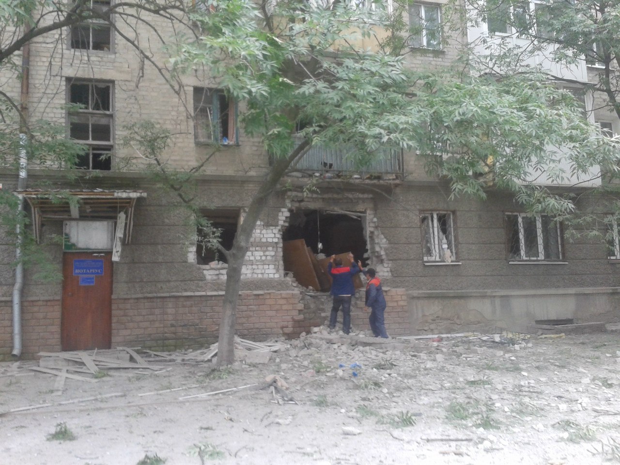 Луганск: последствия обстрела центра города 18.07.2014 18+ Луганск: последствия обстрела центра города 18.07.2014 18+