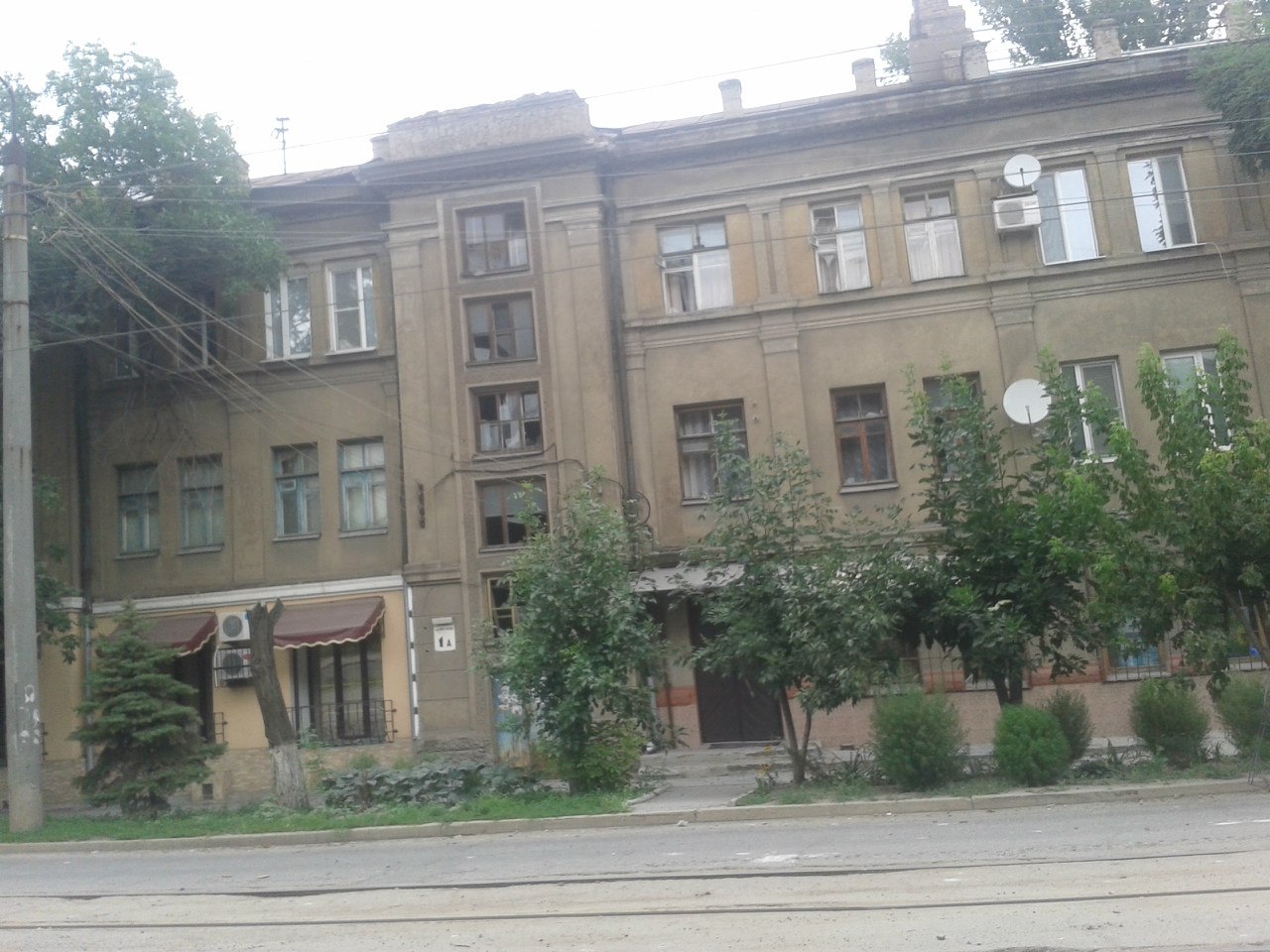 Луганск: последствия обстрела центра города 18.07.2014 18+ Луганск: последствия обстрела центра города 18.07.2014 18+