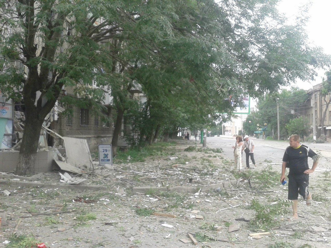 Луганск: последствия обстрела центра города 18.07.2014 18+ Луганск: последствия обстрела центра города 18.07.2014 18+
