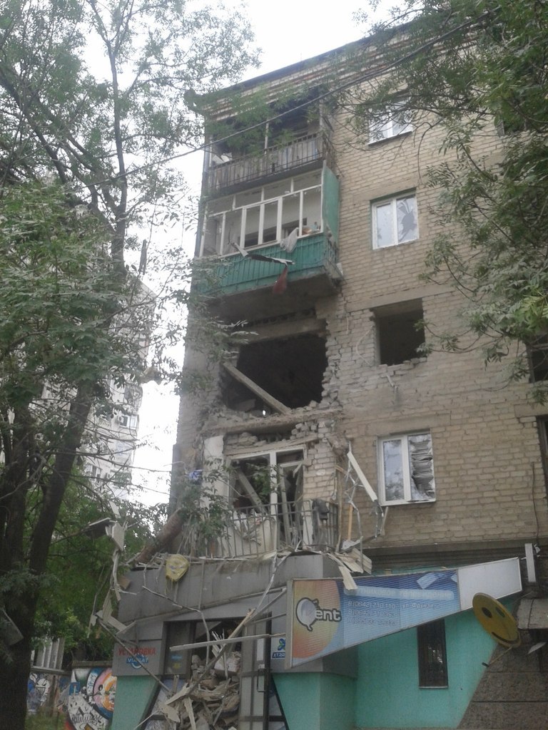Луганск: последствия обстрела центра города 18.07.2014 18+ Луганск: последствия обстрела центра города 18.07.2014 18+