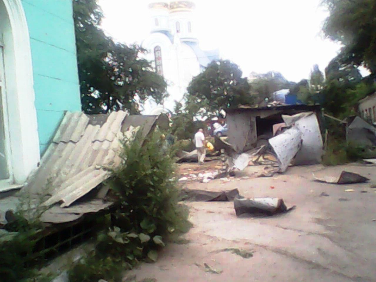 Луганск: последствия обстрела центра города 18.07.2014 18+ Луганск: последствия обстрела центра города 18.07.2014 18+