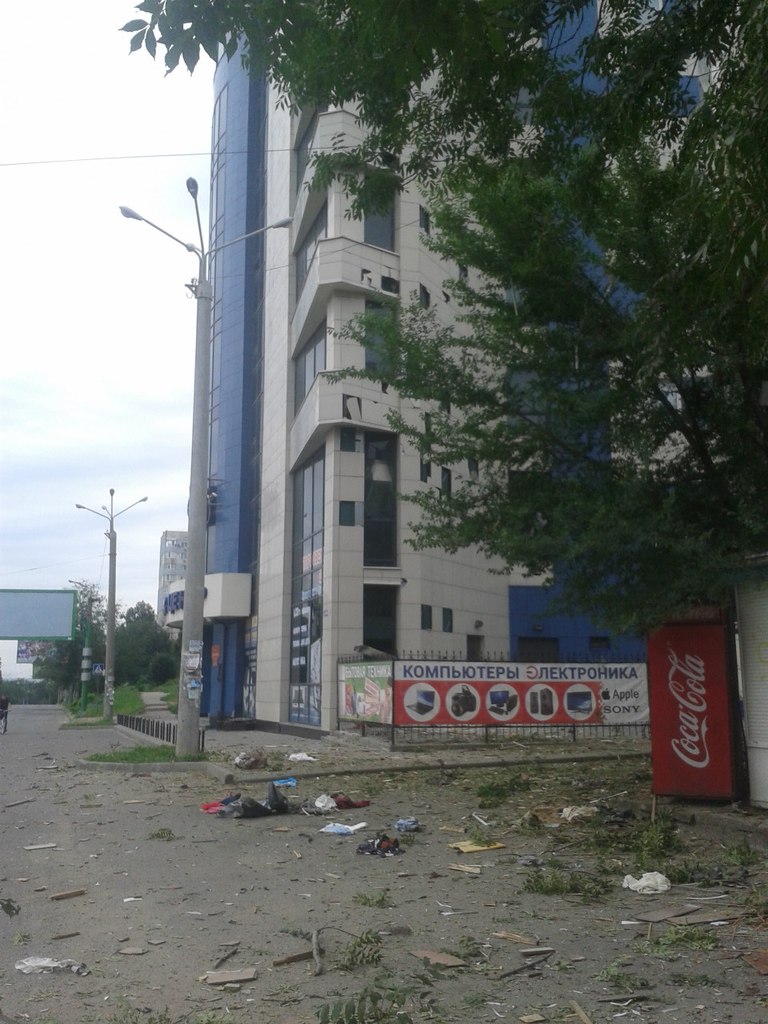 Луганск: последствия обстрела центра города 18.07.2014 18+ Луганск: последствия обстрела центра города 18.07.2014 18+