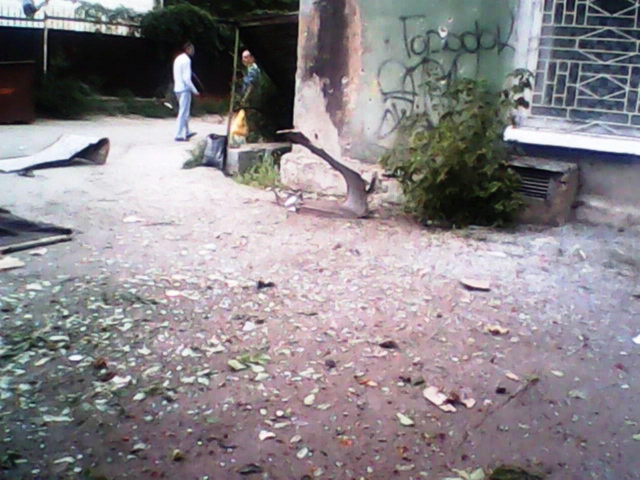 Луганск: последствия обстрела центра города 18.07.2014 18+ Луганск: последствия обстрела центра города 18.07.2014 18+