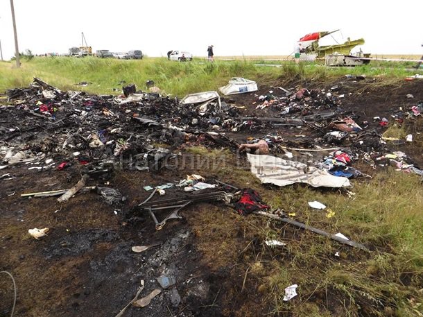 Место падения Боинга. (фото, видео) 18+ Место падения Боинга. (фото, видео) 18+