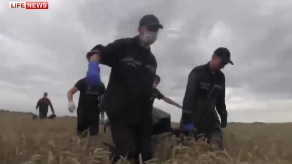 Тела погибших вывозят с места крушения "Боинга"