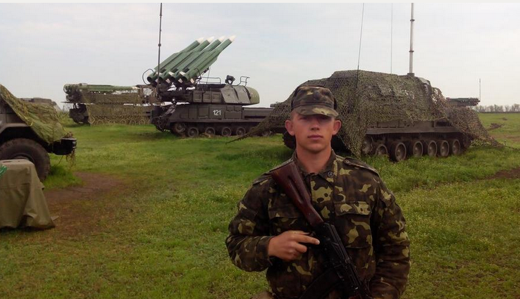 Солдата украинской армии затравили за фото на фоне «Бука» Солдата украинской армии затравили за фото на фоне «Бука»
