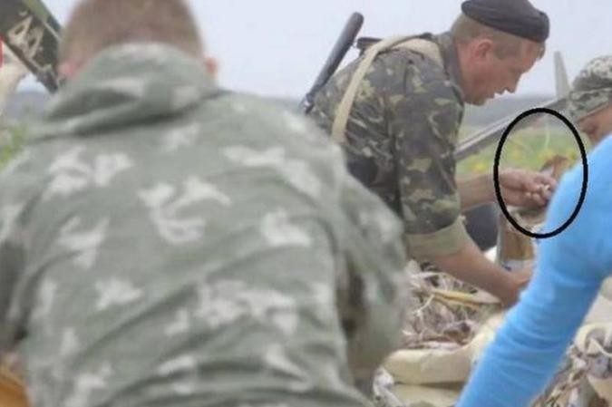 СМИ Украины безосновательно обвинили ополченца в краже кольца погибшего пассажира Боинга-777 СМИ Украины безосновательно обвинили ополченца в краже кольца погибшего пассажира Боинга-777