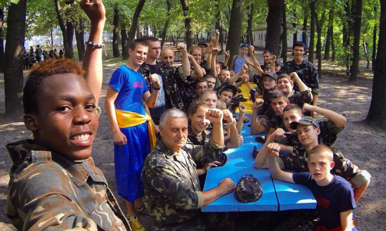 Коломойский готовит украинский гитлерюгенд отвоевывать Крым Коломойский готовит украинский гитлерюгенд отвоевывать Крым