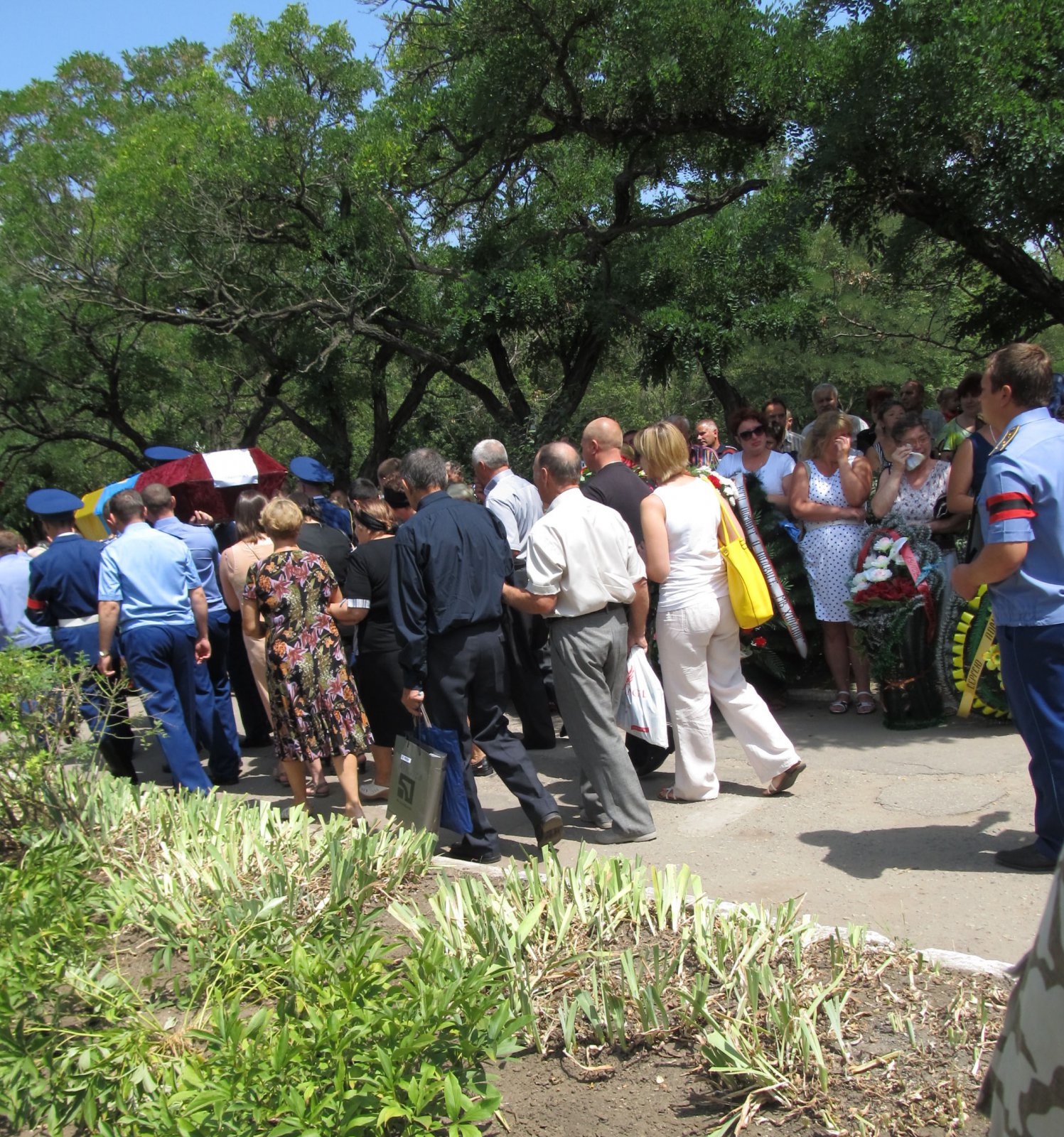 Экипаж сбитого в Луганске ИЛа отпели и похоронили