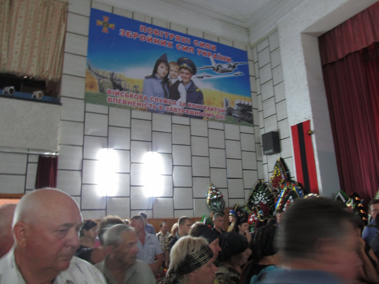 Экипаж сбитого в Луганске ИЛа отпели и похоронили