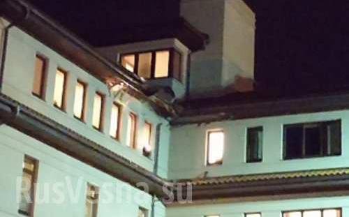 Дом мэра Львова обстреляли из противотанкового гранатомета Дом мэра Львова обстреляли из противотанкового гранатомета