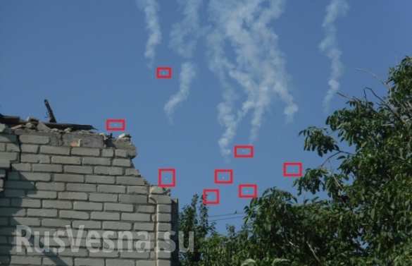 Над Харцизском сбит очередной военный самолет Украины, в небе парашютисты