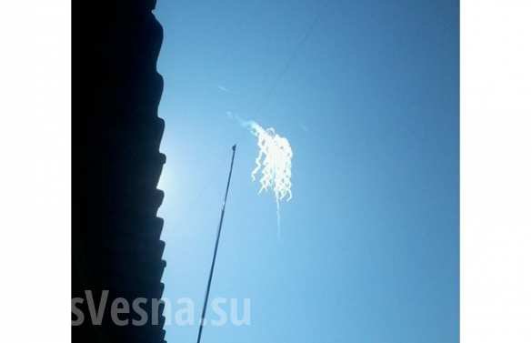 Над Харцизском сбит очередной военный самолет Украины, в небе парашютисты