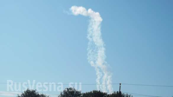 Над Харцизском сбит очередной военный самолет Украины, в небе парашютисты