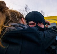 Единая Страна! А героев встречают по-разному