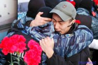 Единая Страна! А героев встречают по-разному