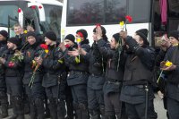 Единая Страна! А героев встречают по-разному