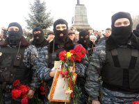 Единая Страна! А героев встречают по-разному