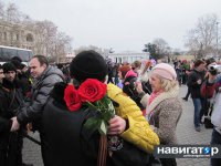 Единая Страна! А героев встречают по-разному