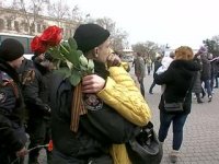 Единая Страна! А героев встречают по-разному