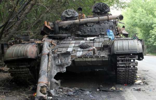 Ополченцы отбили танковую атаку силовиков на город Ясиноватая Ополченцы отбили танковую атаку силовиков на город Ясиноватая