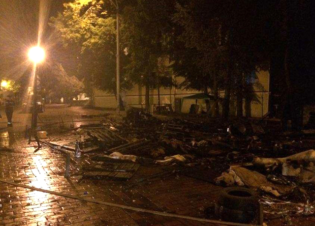 В центре Киева сожгли палатки последователей Майдана В центре Киева сожгли палатки последователей Майдана