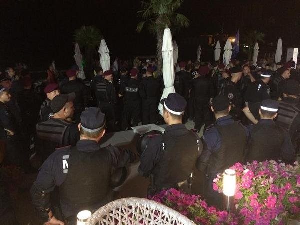 Одесса, клуб "Ибица", правосеки осаждают концерт Ани Лорак Одесса, клуб "Ибица", правосеки осаждают концерт Ани Лорак