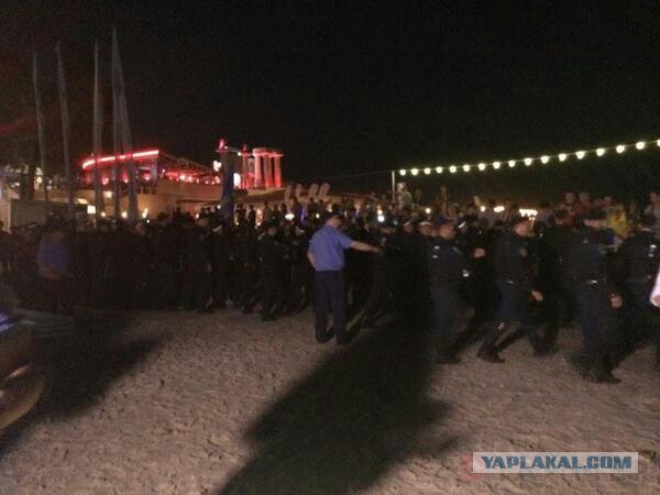 Одесса, клуб "Ибица", правосеки осаждают концерт Ани Лорак Одесса, клуб "Ибица", правосеки осаждают концерт Ани Лорак