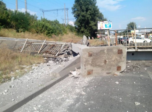 В Киеве рухнул пешеходный мост В Киеве рухнул пешеходный мост