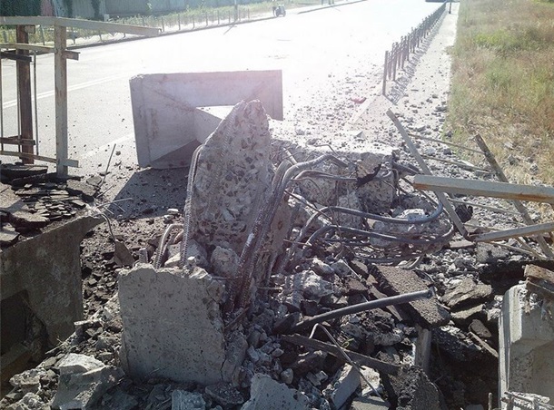 В Киеве рухнул пешеходный мост В Киеве рухнул пешеходный мост