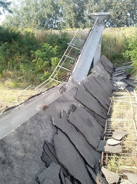 В Киеве рухнул пешеходный мост В Киеве рухнул пешеходный мост