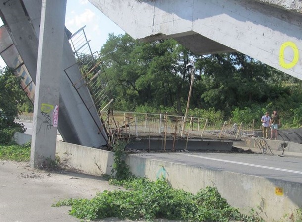 В Киеве рухнул пешеходный мост В Киеве рухнул пешеходный мост