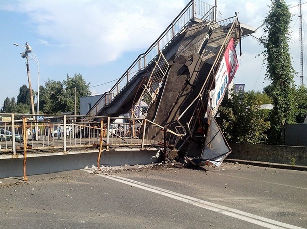 В Киеве рухнул пешеходный мост В Киеве рухнул пешеходный мост