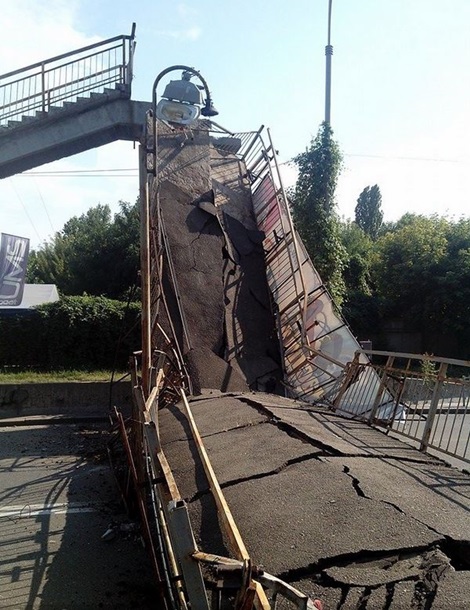 В Киеве рухнул пешеходный мост В Киеве рухнул пешеходный мост