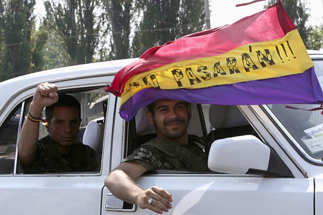 Он хату покинул, пошел воевать, чтоб землю в Донецке фашистам не дать... Он хату покинул, пошел воевать, чтоб землю в Донецке фашистам не дать...