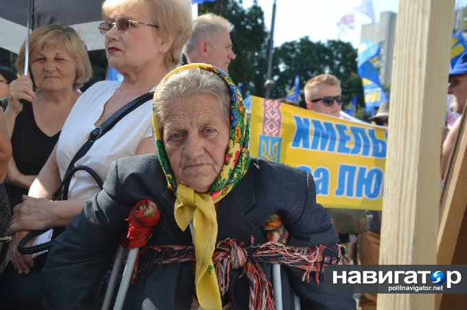 Толпа под Верховной Радой гоняет депутатов и требует «виселиц для москалей» (ФОТО, ВИДЕО) Толпа под Верховной Радой гоняет депутатов и требует «виселиц для москалей» (ФОТО, ВИДЕО)