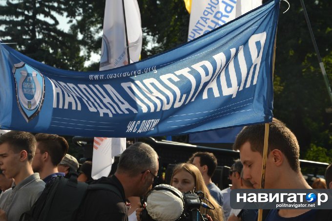 Толпа под Верховной Радой гоняет депутатов и требует «виселиц для москалей» (ФОТО, ВИДЕО) Толпа под Верховной Радой гоняет депутатов и требует «виселиц для москалей» (ФОТО, ВИДЕО)