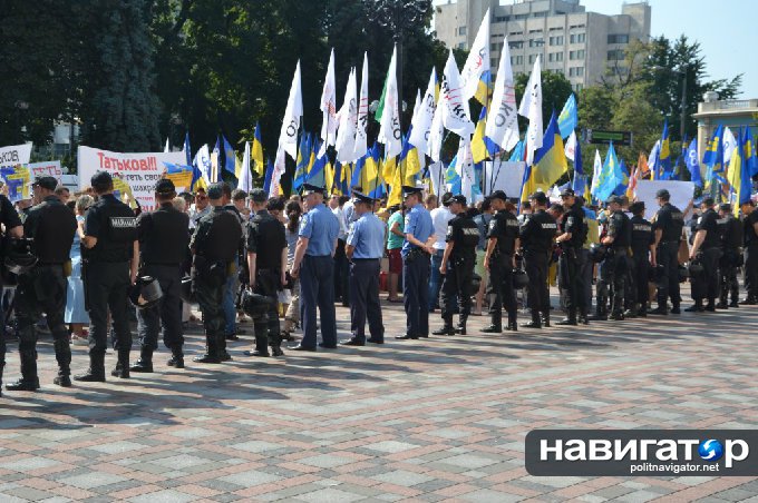 Толпа под Верховной Радой гоняет депутатов и требует «виселиц для москалей» (ФОТО, ВИДЕО) Толпа под Верховной Радой гоняет депутатов и требует «виселиц для москалей» (ФОТО, ВИДЕО)