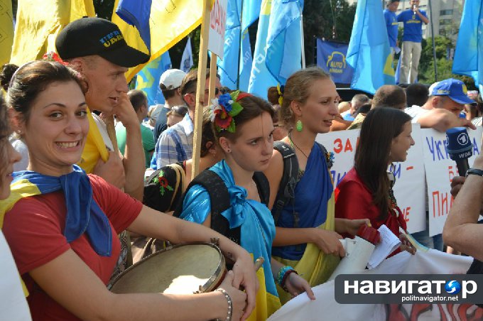 Толпа под Верховной Радой гоняет депутатов и требует «виселиц для москалей» (ФОТО, ВИДЕО) Толпа под Верховной Радой гоняет депутатов и требует «виселиц для москалей» (ФОТО, ВИДЕО)