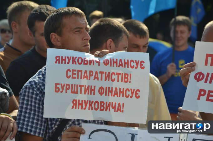 Толпа под Верховной Радой гоняет депутатов и требует «виселиц для москалей» (ФОТО, ВИДЕО) Толпа под Верховной Радой гоняет депутатов и требует «виселиц для москалей» (ФОТО, ВИДЕО)