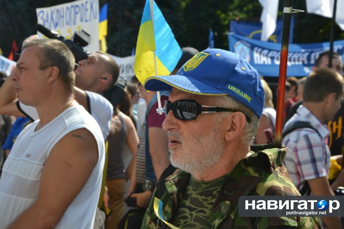 Толпа под Верховной Радой гоняет депутатов и требует «виселиц для москалей» (ФОТО, ВИДЕО) Толпа под Верховной Радой гоняет депутатов и требует «виселиц для москалей» (ФОТО, ВИДЕО)