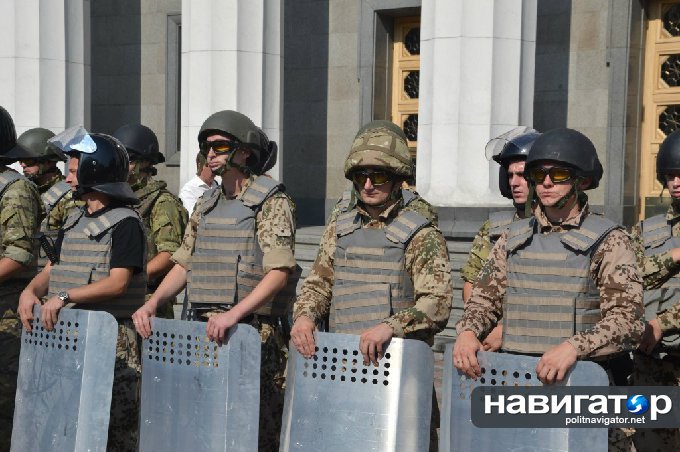 Толпа под Верховной Радой гоняет депутатов и требует «виселиц для москалей» (ФОТО, ВИДЕО) Толпа под Верховной Радой гоняет депутатов и требует «виселиц для москалей» (ФОТО, ВИДЕО)