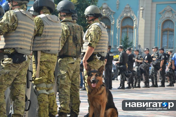 Толпа под Верховной Радой гоняет депутатов и требует «виселиц для москалей» (ФОТО, ВИДЕО) Толпа под Верховной Радой гоняет депутатов и требует «виселиц для москалей» (ФОТО, ВИДЕО)