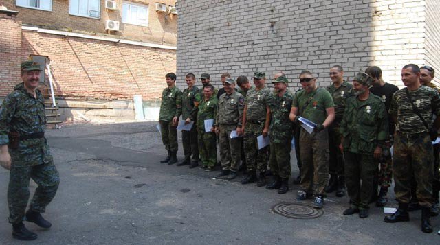 Командующий армией ДНР Игорь Стрелков наградил артиллеристов Командующий армией ДНР Игорь Стрелков наградил артиллеристов