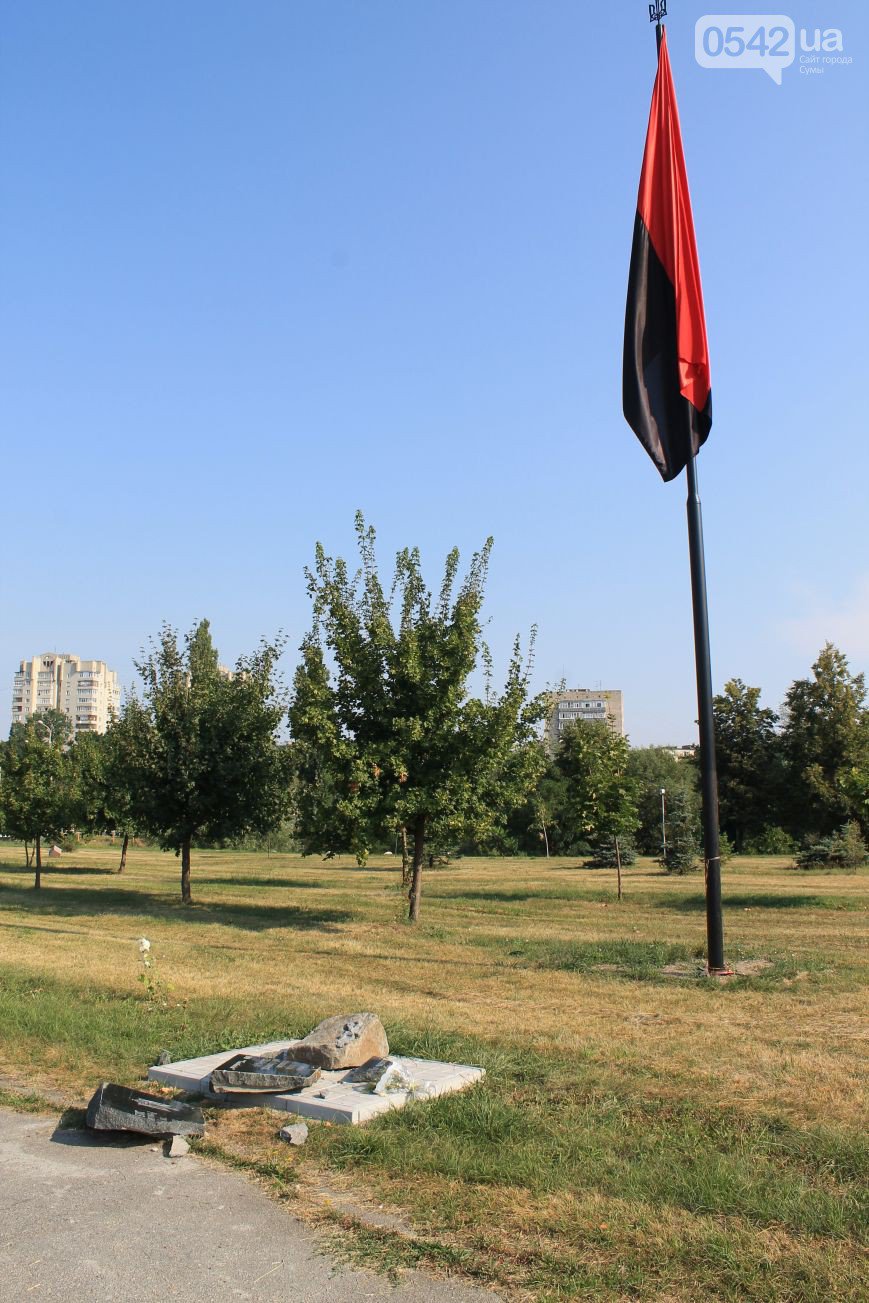 В Сумах раскурочили мемориальную табличку памяти Небесной Сотни (ФОТО) В Сумах раскурочили мемориальную табличку памяти Небесной Сотни (ФОТО)