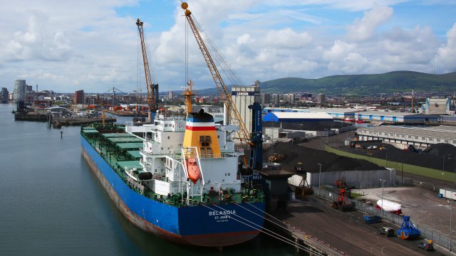 Вашингтон закупает российский уголь вопреки своим же санкциям Вашингтон закупает российский уголь вопреки своим же санкциям