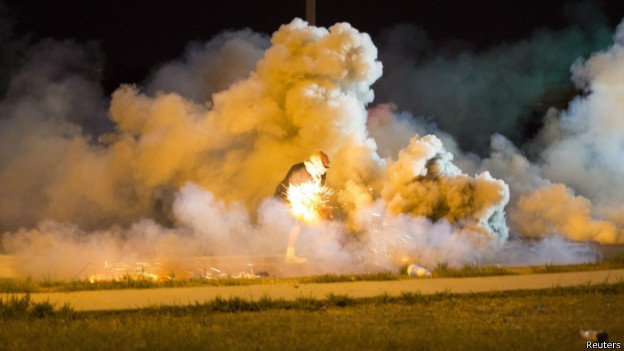 Губернатор Миссури: в Фергюсоне - "зона боевых действий" Губернатор Миссури: в Фергюсоне - "зона боевых действий"