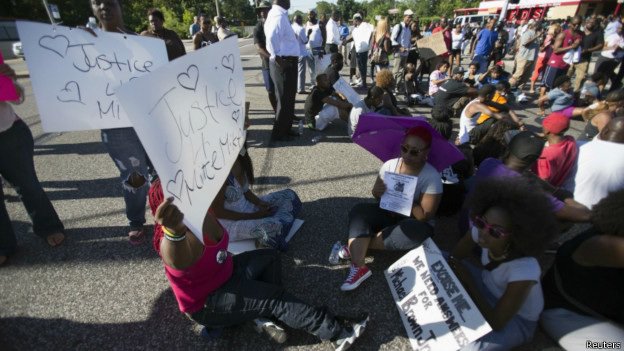 Губернатор Миссури: в Фергюсоне - "зона боевых действий" Губернатор Миссури: в Фергюсоне - "зона боевых действий"